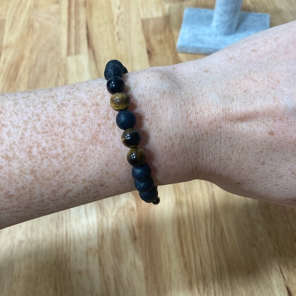 Lava rock diffuser bracelet with tigers eye beads - Picture 2 of 5